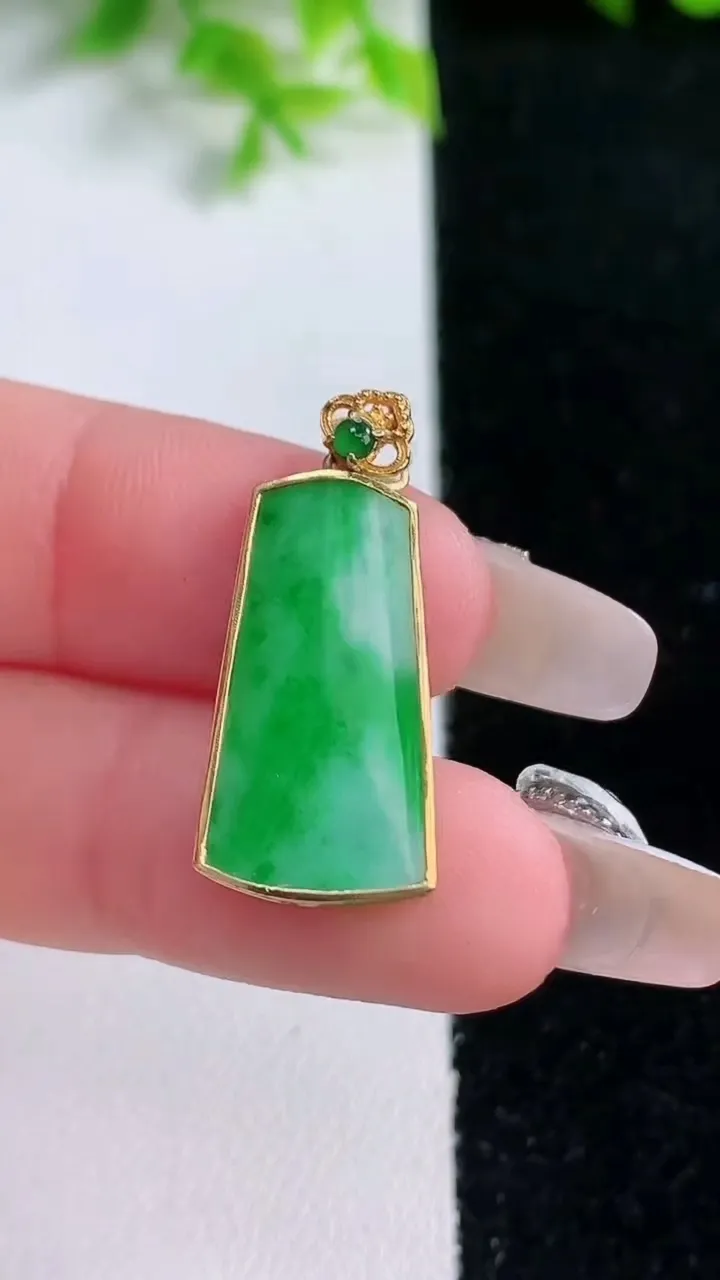 天然A货翡翠无事牌吊坠，尺寸20.8-12-2.8，重量:2.42g
1月16日