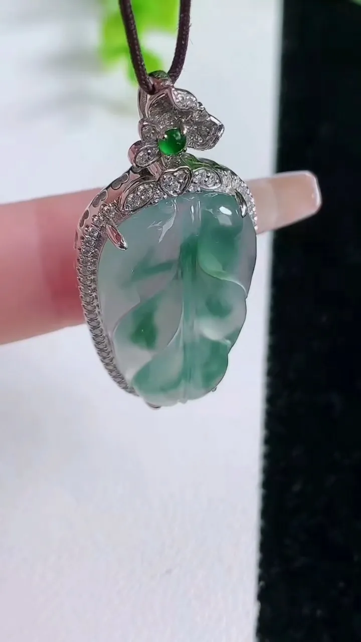 天然A货翡翠种飘花金枝玉叶 叶子吊坠，尺寸38.6-18-7，裸石27-15.5重量:5.80g
1月16日