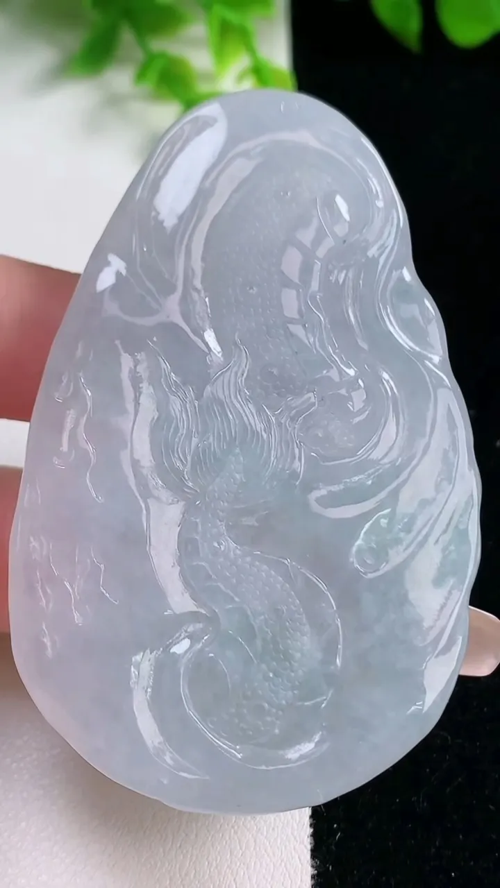 天然A货翡翠冰种飘花龙牌吊坠，尺寸68.6-43.2-9.5，重量:47.53g
1月16日