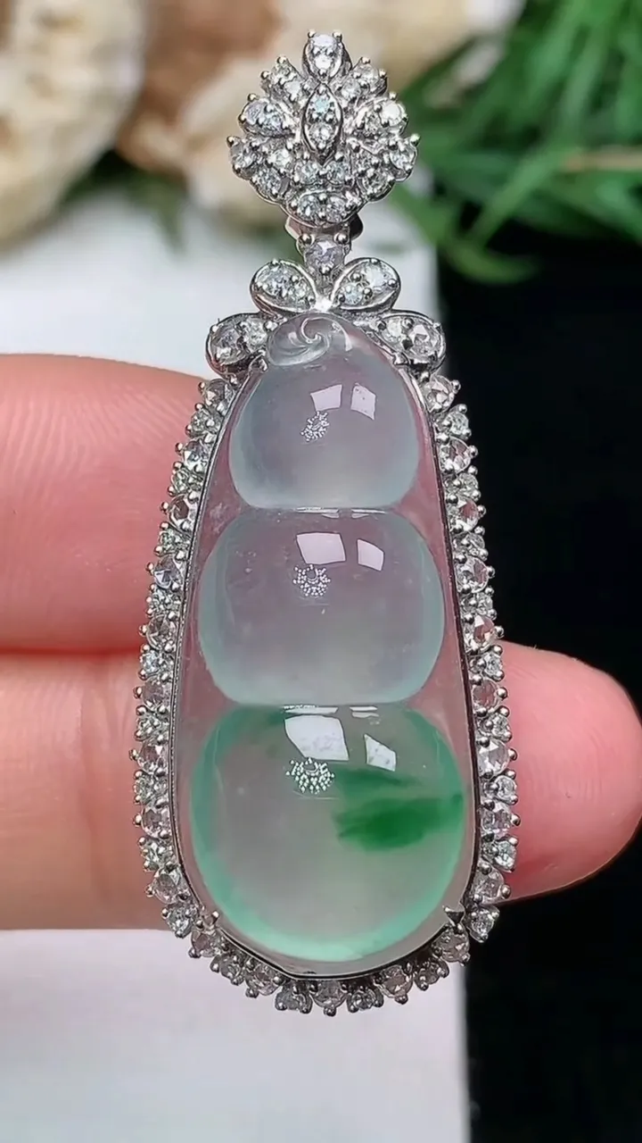 天然A货翡翠福豆吊坠，尺寸41.2-16.2-11.2裸石26.9-12，重量:5.74g
1月16