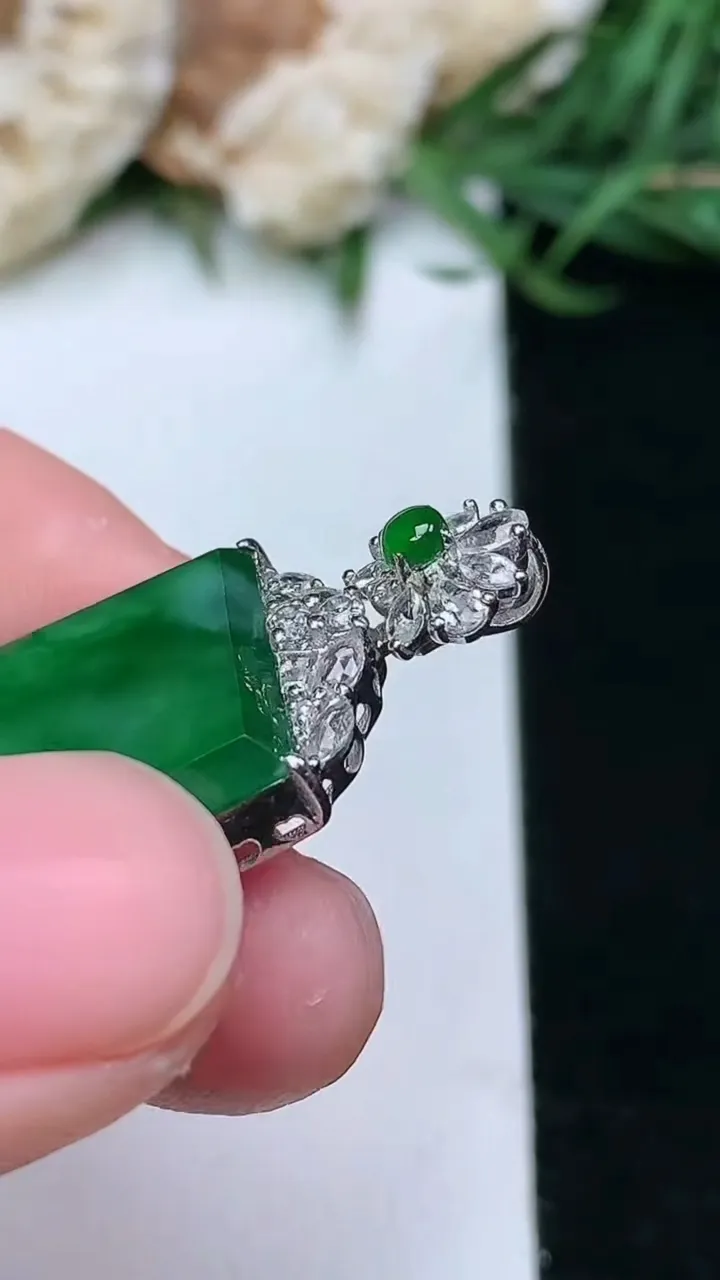 天然A货翡翠无事牌吊坠，尺寸22.6-16.8-5.4，重量:5.37g
1月16日