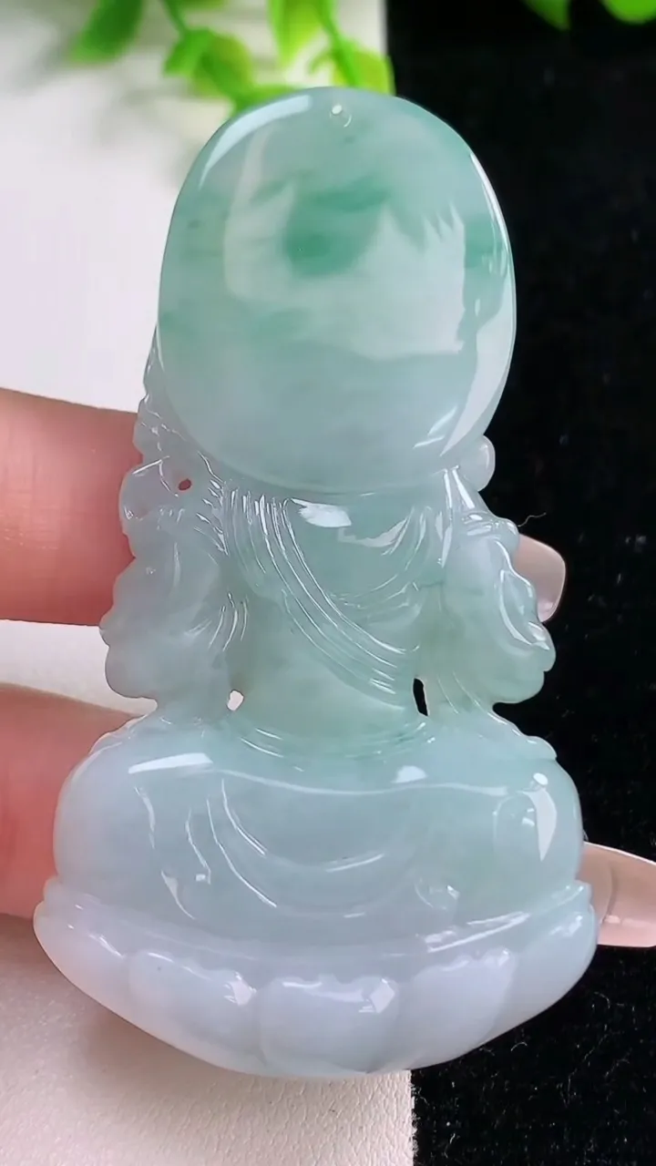 天然A货翡翠冰种飘花虚空藏菩萨吊坠，尺寸68-37-11.7，重量:44.78g
1月16日