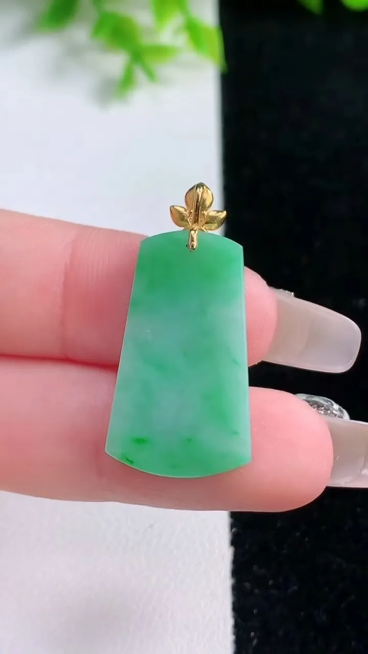 天然A货翡翠无事牌吊坠，尺寸25.5-14.8-2.7，重量:3.11g
1月16日