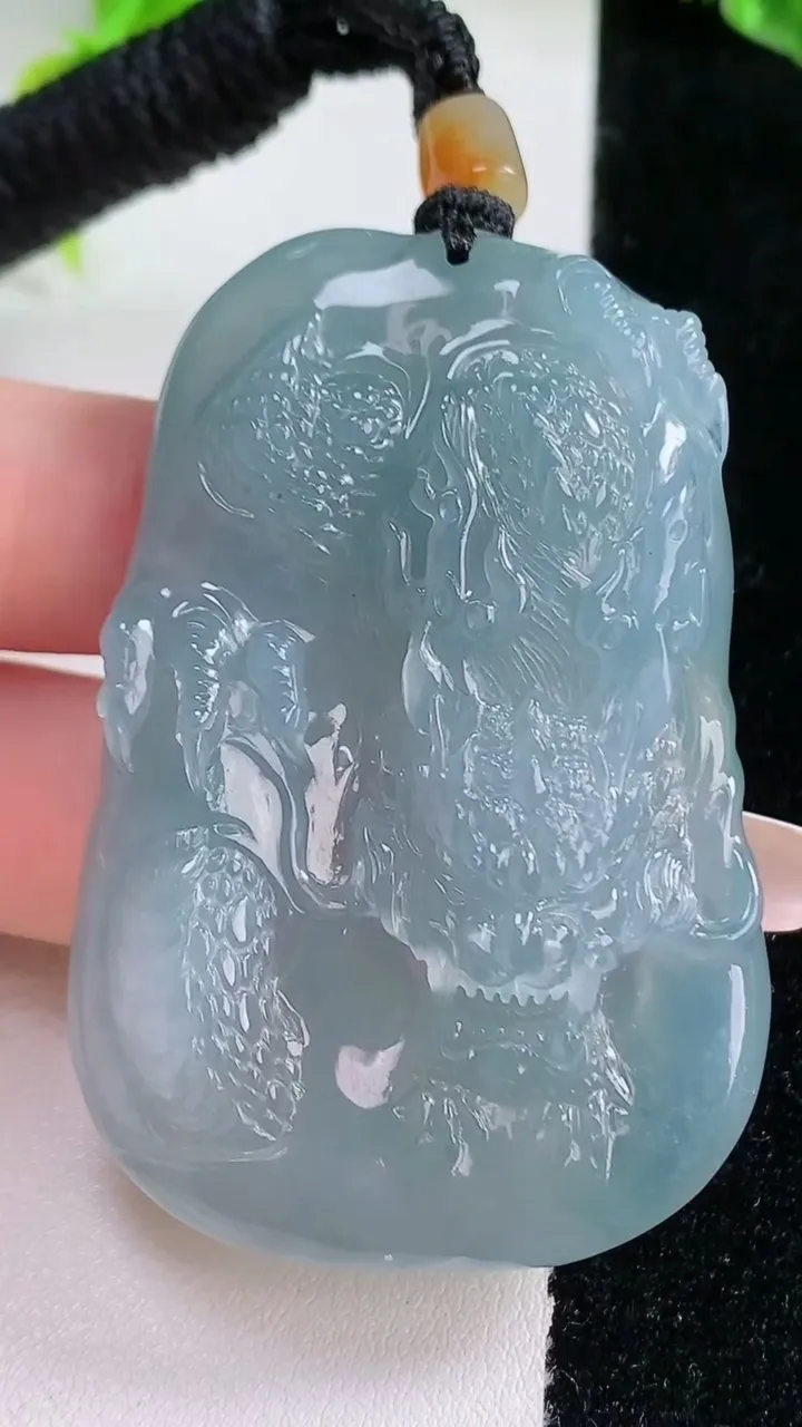 天然A货翡翠紫罗兰龙牌吊坠，尺寸57-35.5-11.5，重量:52.75g
1月16日