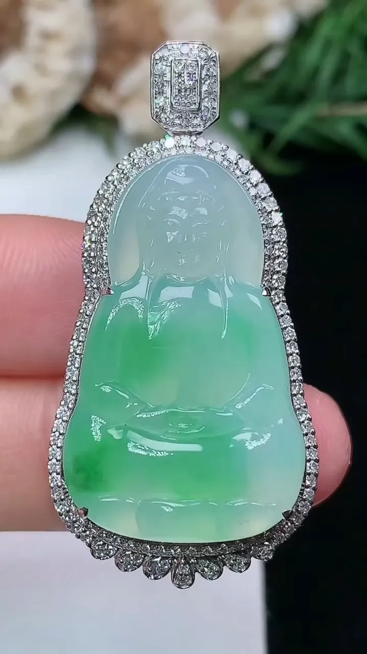 天然A货翡翠观音菩萨吊坠，尺寸42.5-20.9-10.3
1月16日