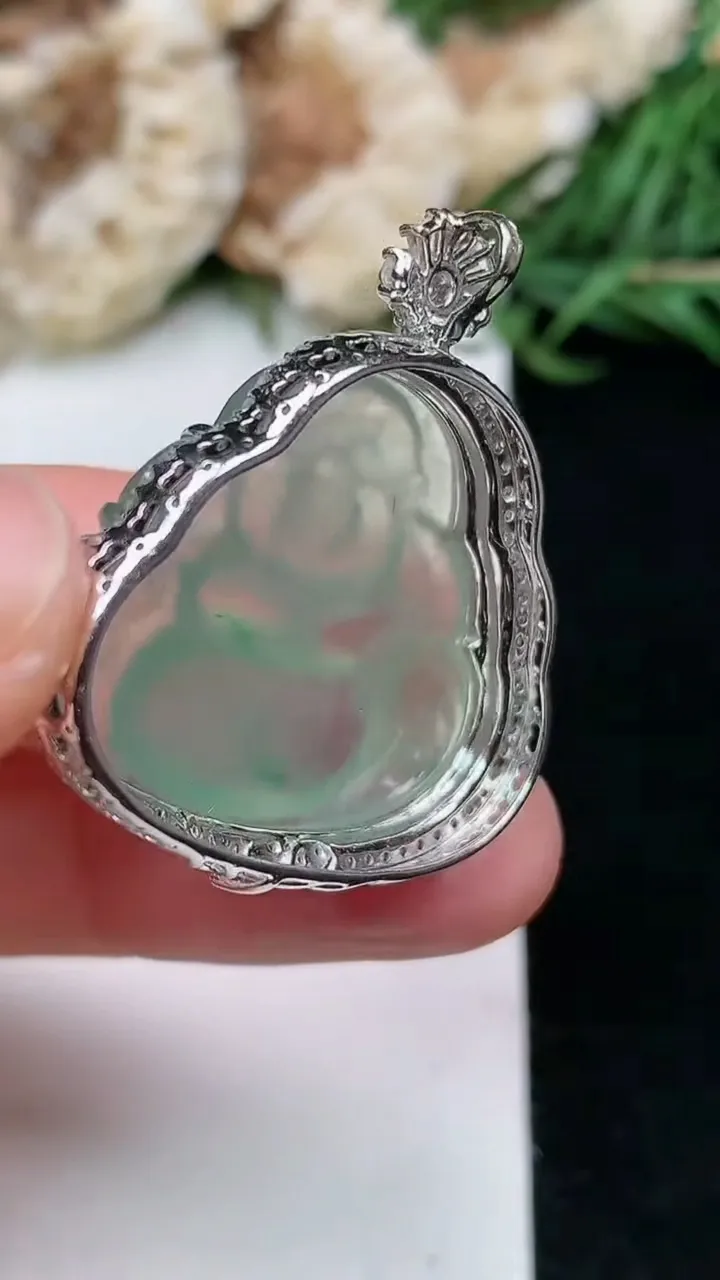 天然A货翡翠佛公吊坠，尺寸32-29.9-9，裸石21.4-26.7，重量:7.13g
1月16日