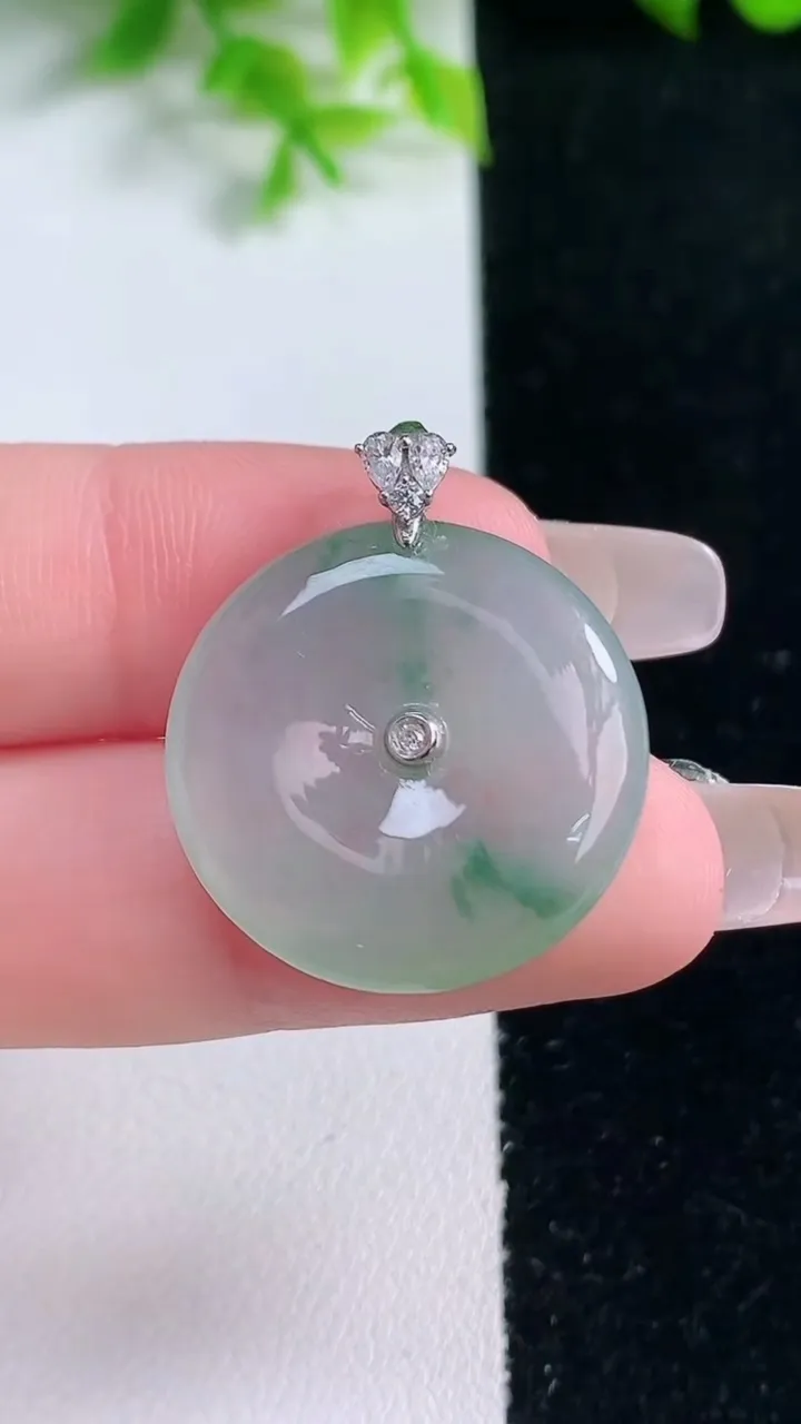 天然A货翡翠种飘花平安扣吊坠，尺寸23.2-4.4，重量:5.57g
1月16日