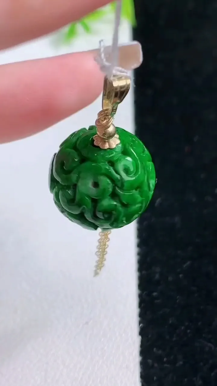 天然A货翡翠雕花圆珠吊坠，尺寸16.7，重量:10.00g1月16日
工厂直销收藏佳品,种好水足，色泽均匀，有种有色，上手高大气！