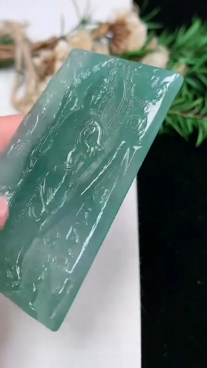 天然A货翡翠蓝水一念之间吊坠，尺寸64.5-40.9-5，重量:32.26g
1月16日