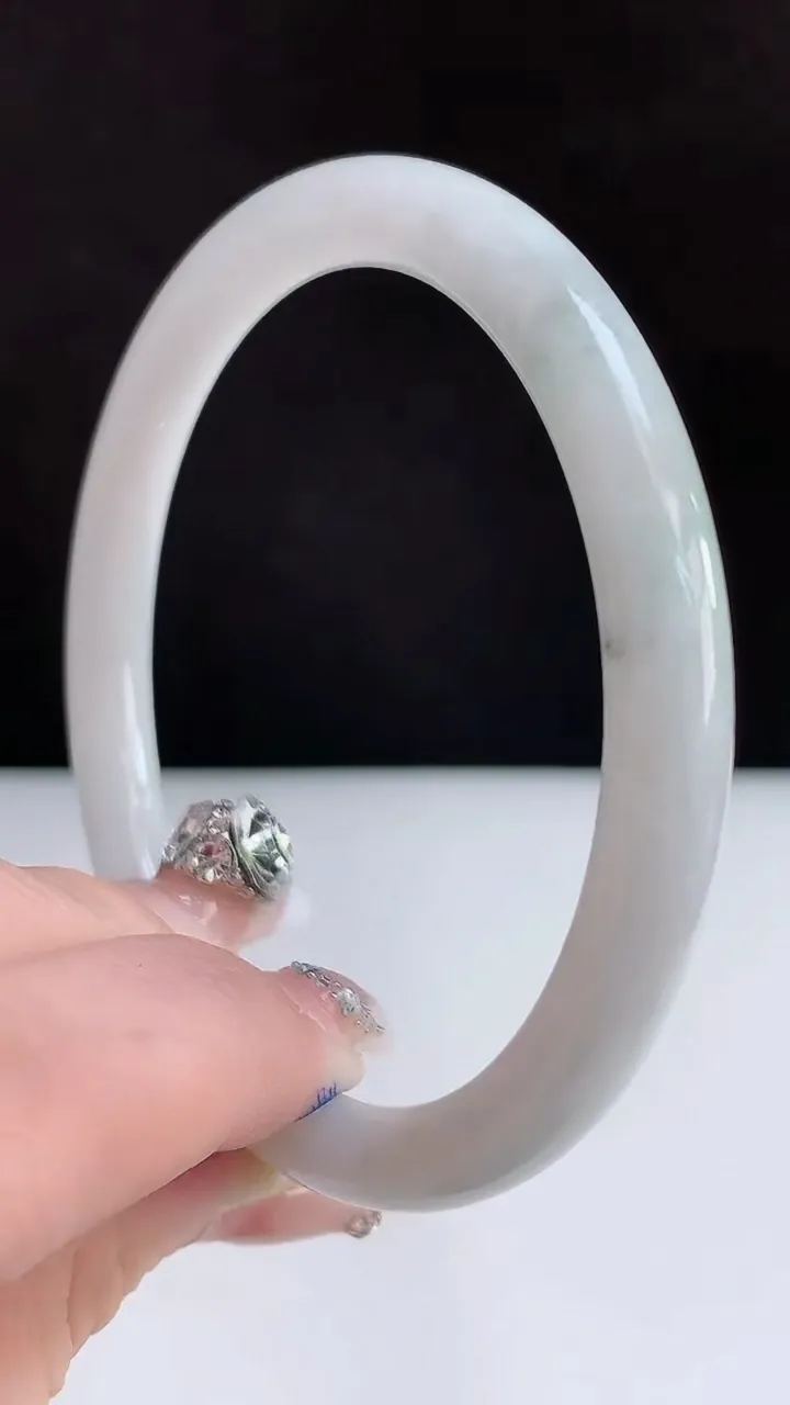 圈口56-57翡翠a圆条手镯尺寸57-7，重:25.25g1月16日