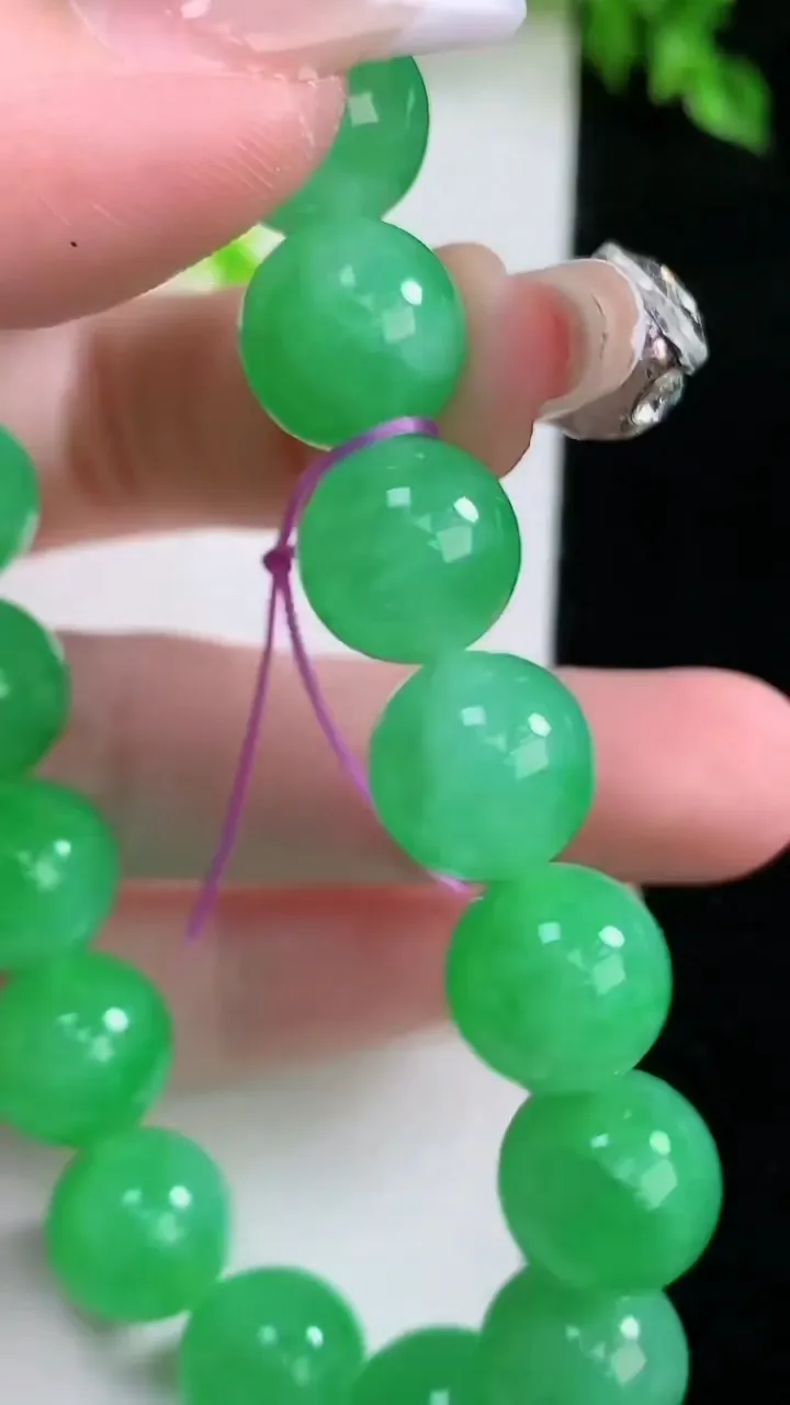 天然A货翡翠圆珠手串，尺寸11.7-18颗，重量:49.93g1月16日
工厂直销收藏佳品,种好水足，色泽均匀，有种有色，上手高大气！
