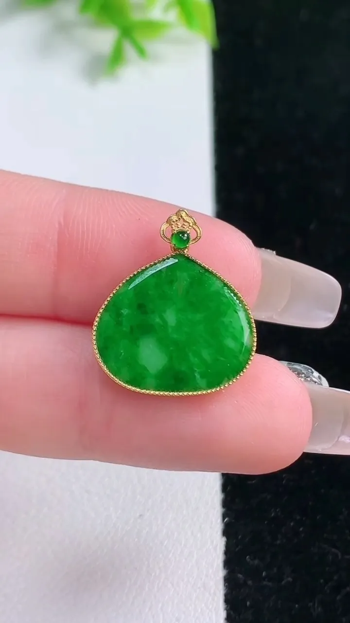 天然A货翡翠无事牌吊坠，尺寸14-17-1.6，重量:1.02g
1月16日