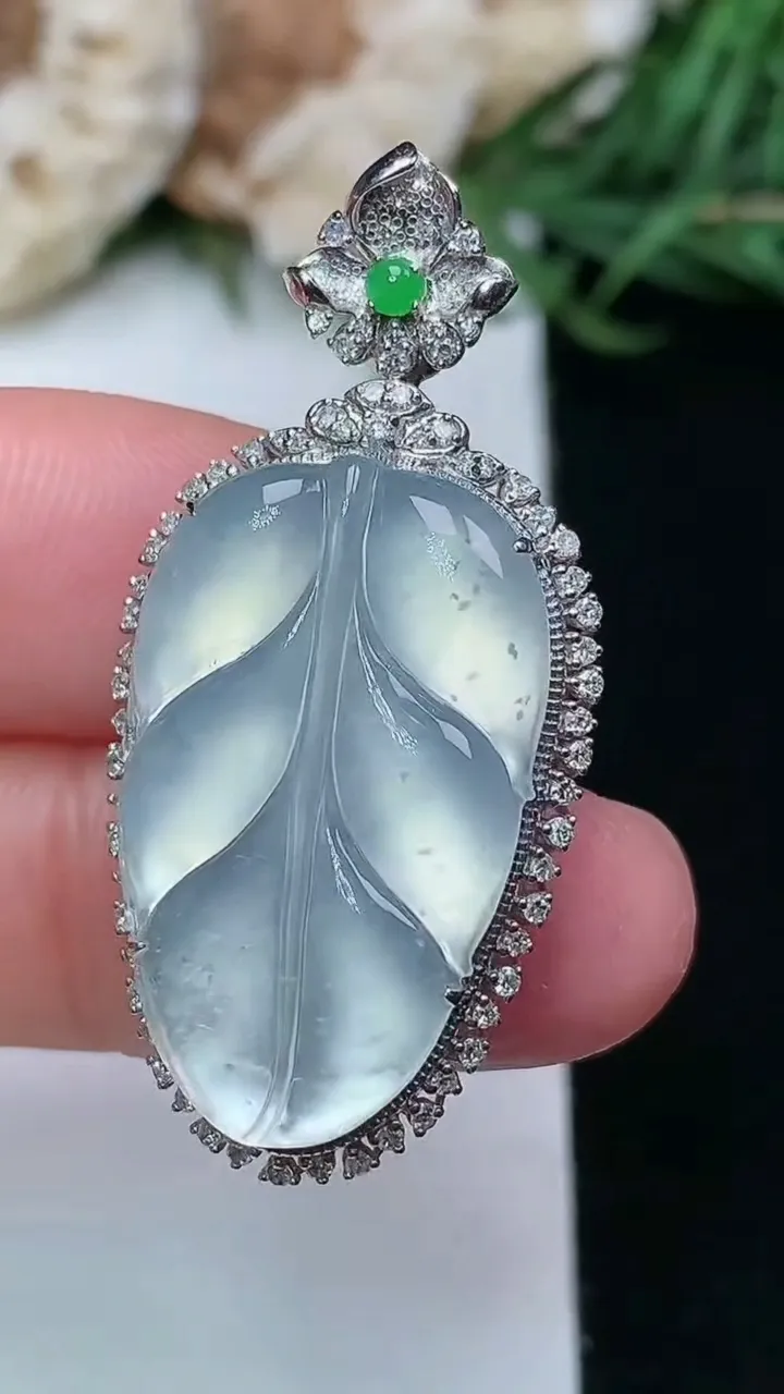 天然A货翡翠白冰金枝玉叶 叶子吊坠，尺寸38-18.2-8.4，裸石24.8-15，重量:5.17g
1月16日