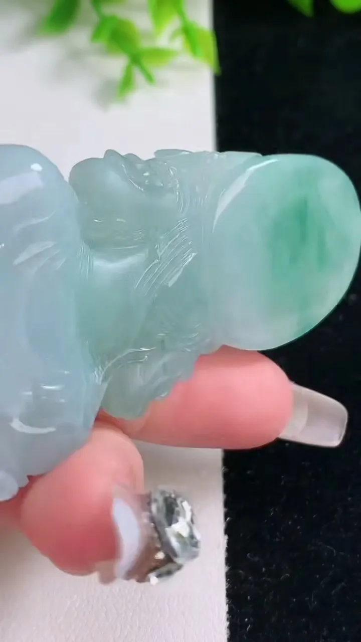 天然A货翡翠冰种飘花虚空藏菩萨吊坠，尺寸68-37-11.7，重量:44.78g
1月16日