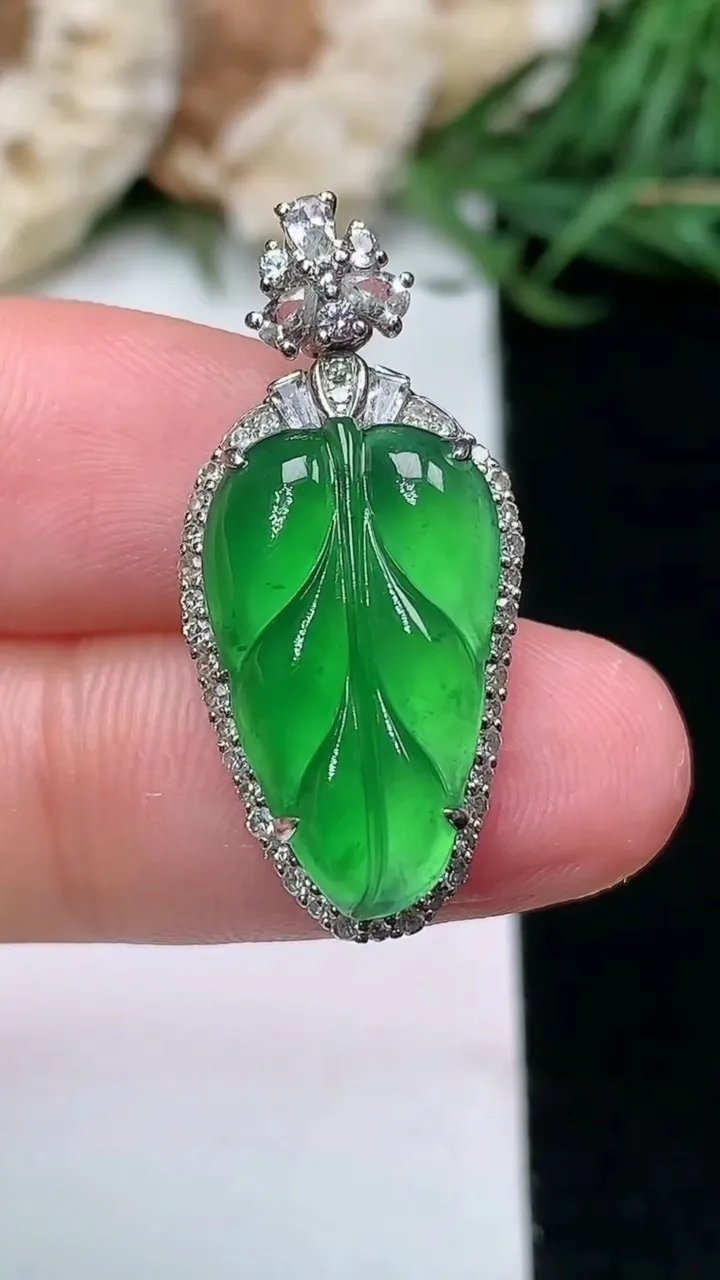 天然A货翡翠金枝玉叶 叶子吊坠，尺寸28-13-7.6，裸石18.3-10.9，重量:4.34g
1