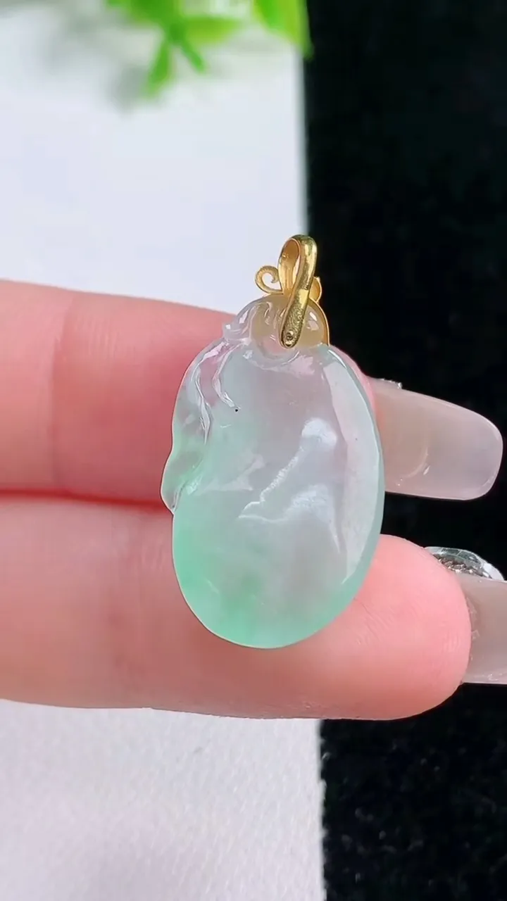 天然A货翡翠福瓜吊坠，尺寸21.4-15-4.3，重量:3.59g
1月16日