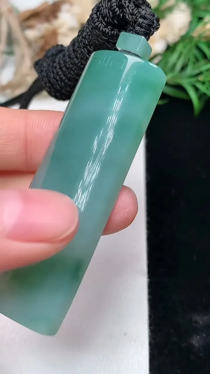 天然A货翡翠平安柱吊坠，尺寸55.5-20.2-8.5，重量:30.57g
1月16日