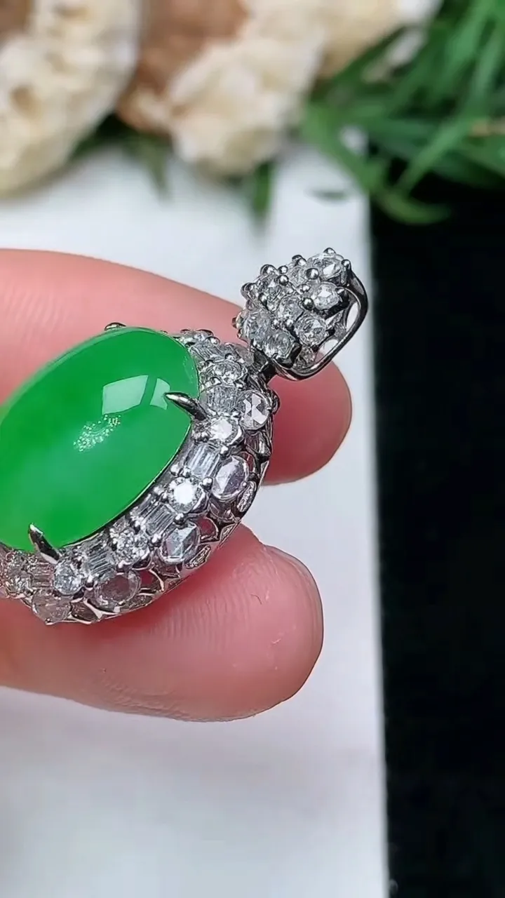 天然A货翡翠蛋面吊坠，尺寸27-17-12.5，裸石14.5-12，重量:5.82g
1月16日