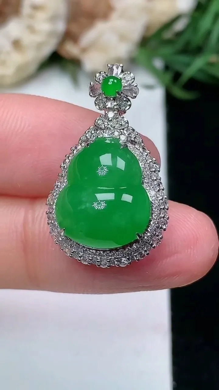 天然A货翡翠葫芦吊坠，尺寸25.2-15.3-11.8，裸石13-11.3，重量:4.16g
1月16日