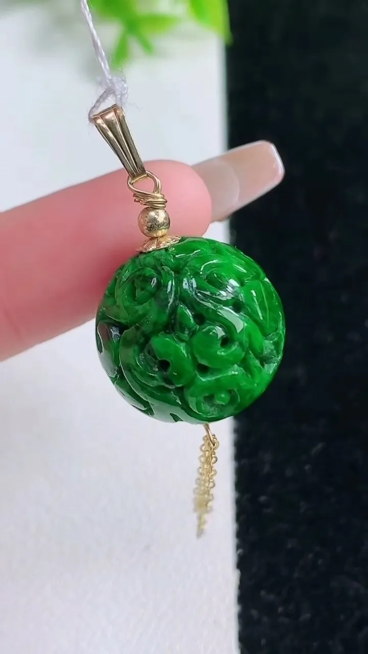 天然A货翡翠雕花圆珠吊坠，尺寸16.7，重量:10.00g1月16日
工厂直销收藏佳品,种好水足，色泽均匀，有种有色，上手高大气！