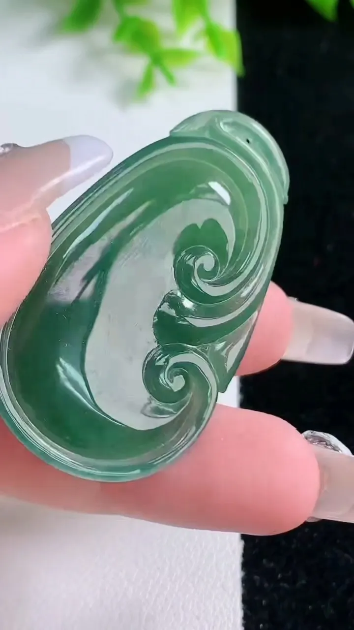 天然A货翡翠如意吊坠，尺寸46-26.7-5.4，重量:12.08g
1月16日