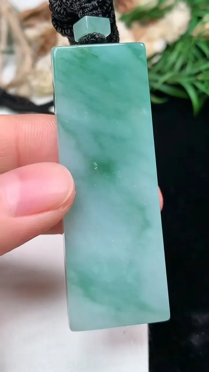 天然A货翡翠平安柱吊坠，尺寸55.5-20.2-8.5，重量:30.57g
1月16日