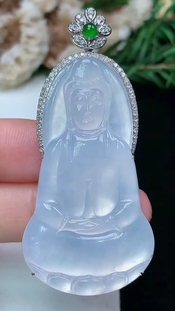 天然A货翡翠白冰素衣观音吊坠，尺寸46.2-25.9-8.6，重量:11.82g
1月16日