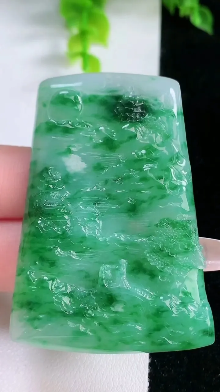 天然A货翡翠山水牌吊坠，尺寸57-37.4-5，重量:29.51g
1月16日