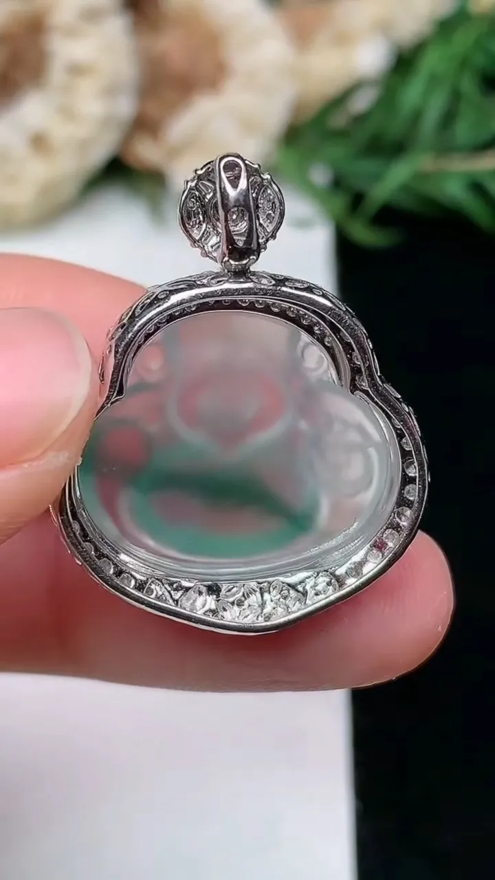 天然A货翡翠财神爷吊坠，尺寸27.4-21.9-9.8，裸石16-18.6，重量:4.26g
1月16日