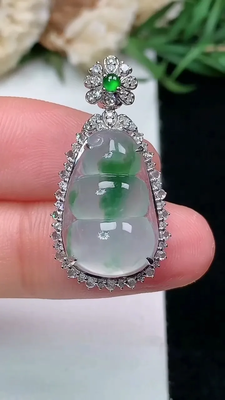 天然A货翡翠福豆吊坠，尺寸28.8-14.7-10，裸石17.6-11，重量:3.27g
1月16日