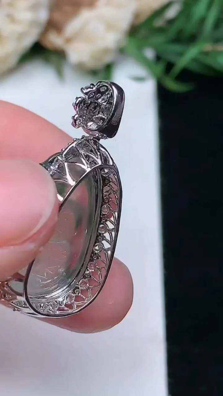 天然A货翡翠福豆吊坠，尺寸28.8-14.7-10，裸石17.6-11，重量:3.27g
1月16日