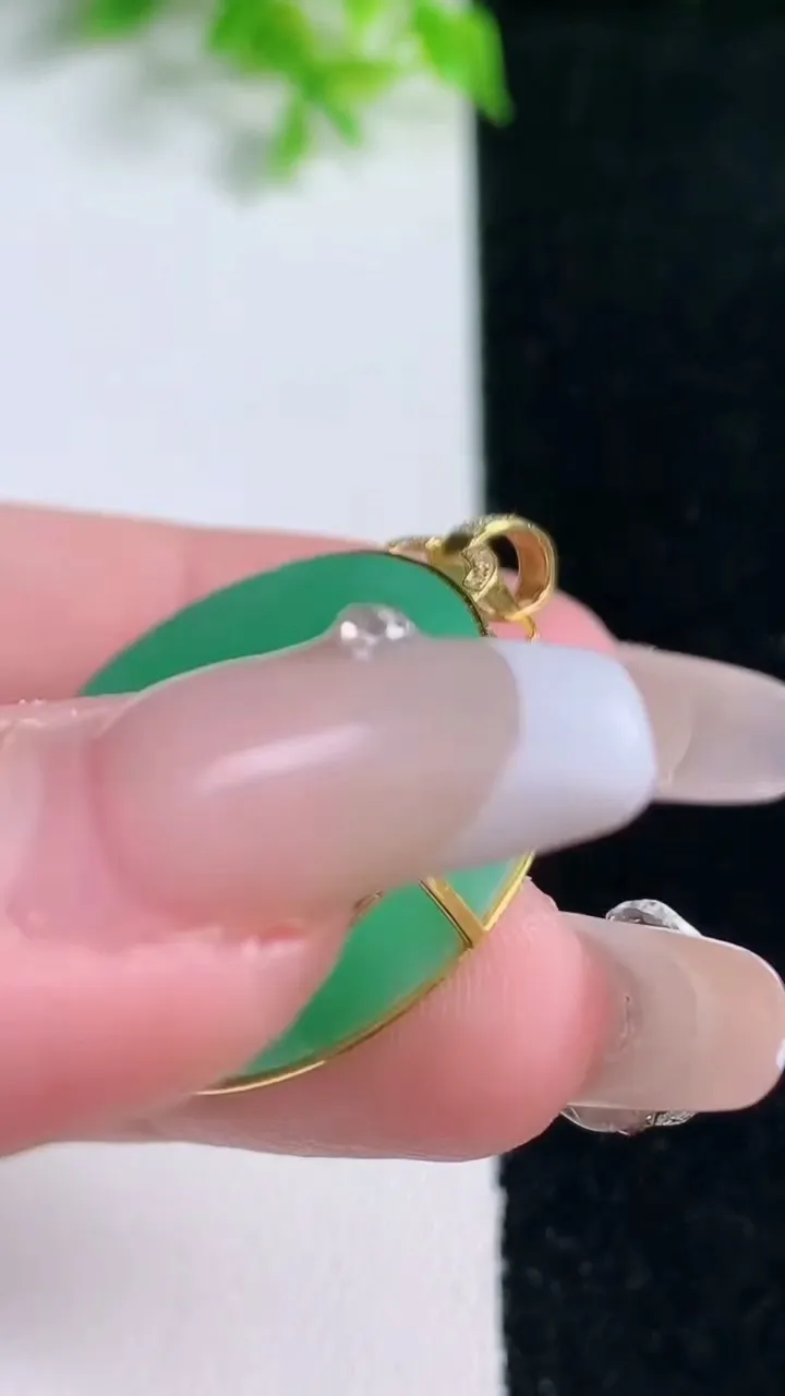 天然A货翡翠无事牌吊坠，尺寸25.6-6，重量:11.48g
1月16日