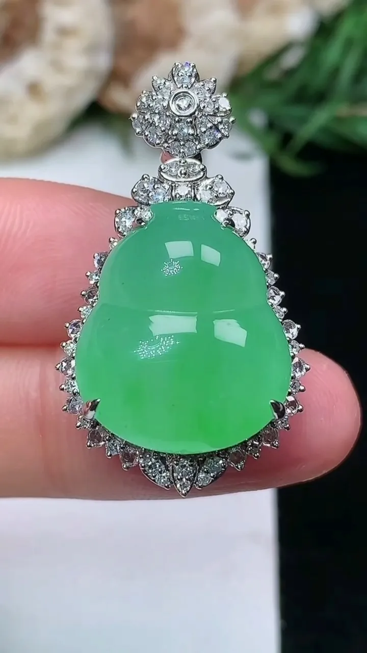 天然A货翡翠葫芦吊坠，尺寸32.9-19-12.6，裸石18-15.3，重量:8.24g
1月16日