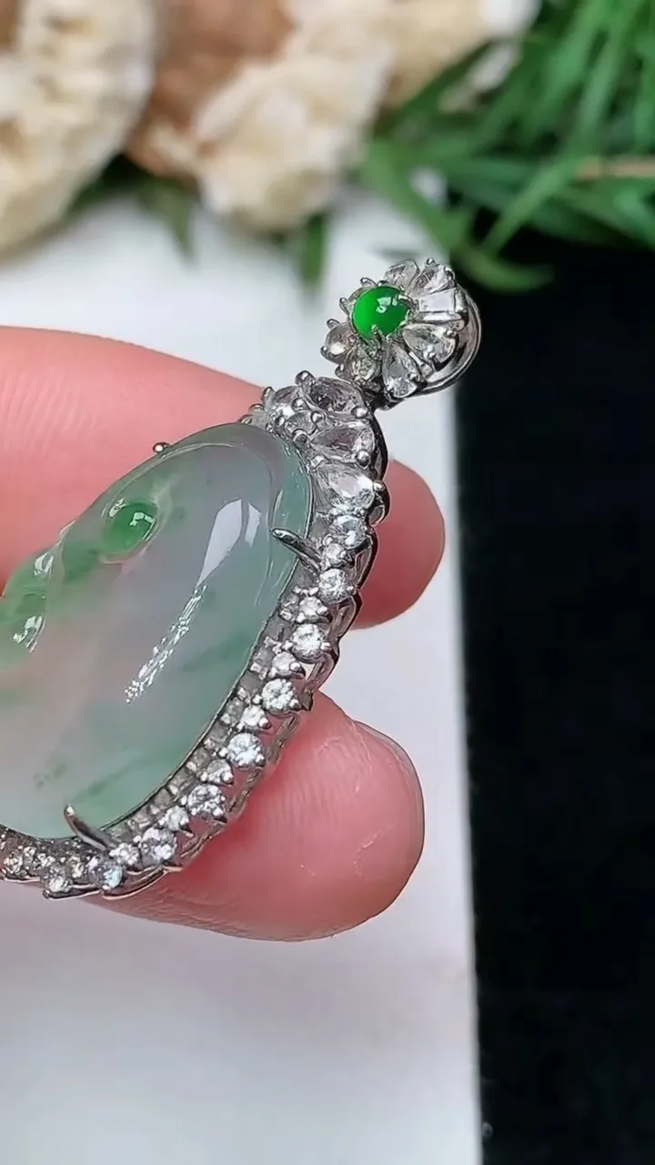 天然A货翡翠如意吊坠，尺寸33.2-18.2-8.5，裸石20.6-14.2，重量:4.83g
1月16日