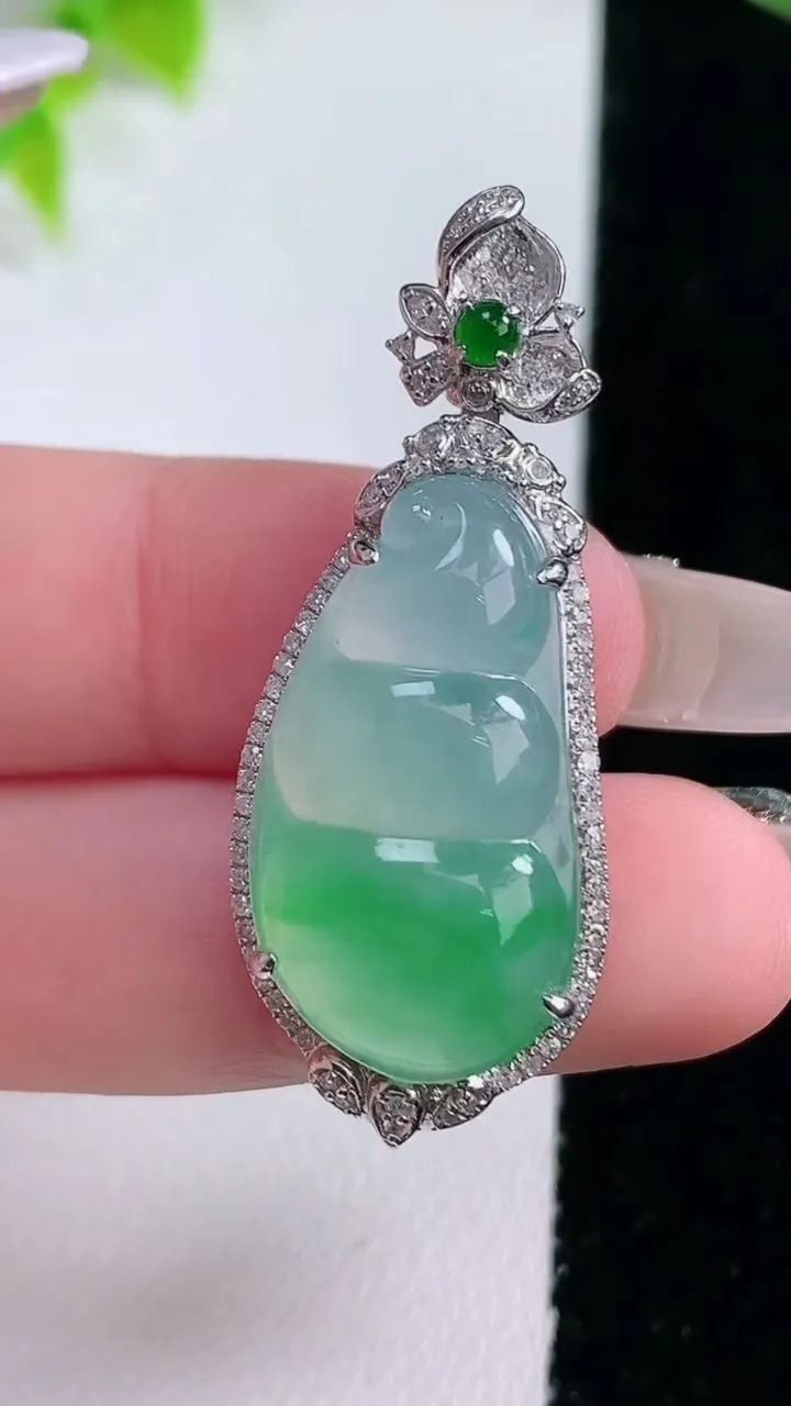 天然A货翡翠福豆吊坠，尺寸31.3-16.3-8.6，裸石25.4-13.6重量:6.90g
1月1