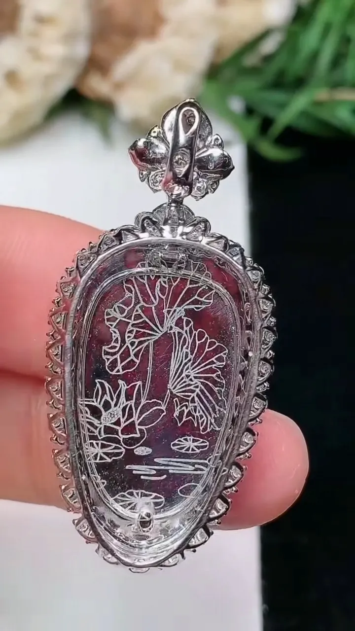 天然A货翡翠白冰金枝玉叶 叶子吊坠，尺寸38-18.2-8.4，裸石24.8-15，重量:5.17g
1月16日