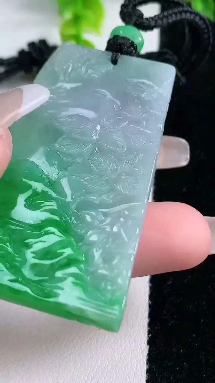 天然A货翡翠山水牌吊坠，尺寸56-33.5-6.5，重量:35.65g
1月16日