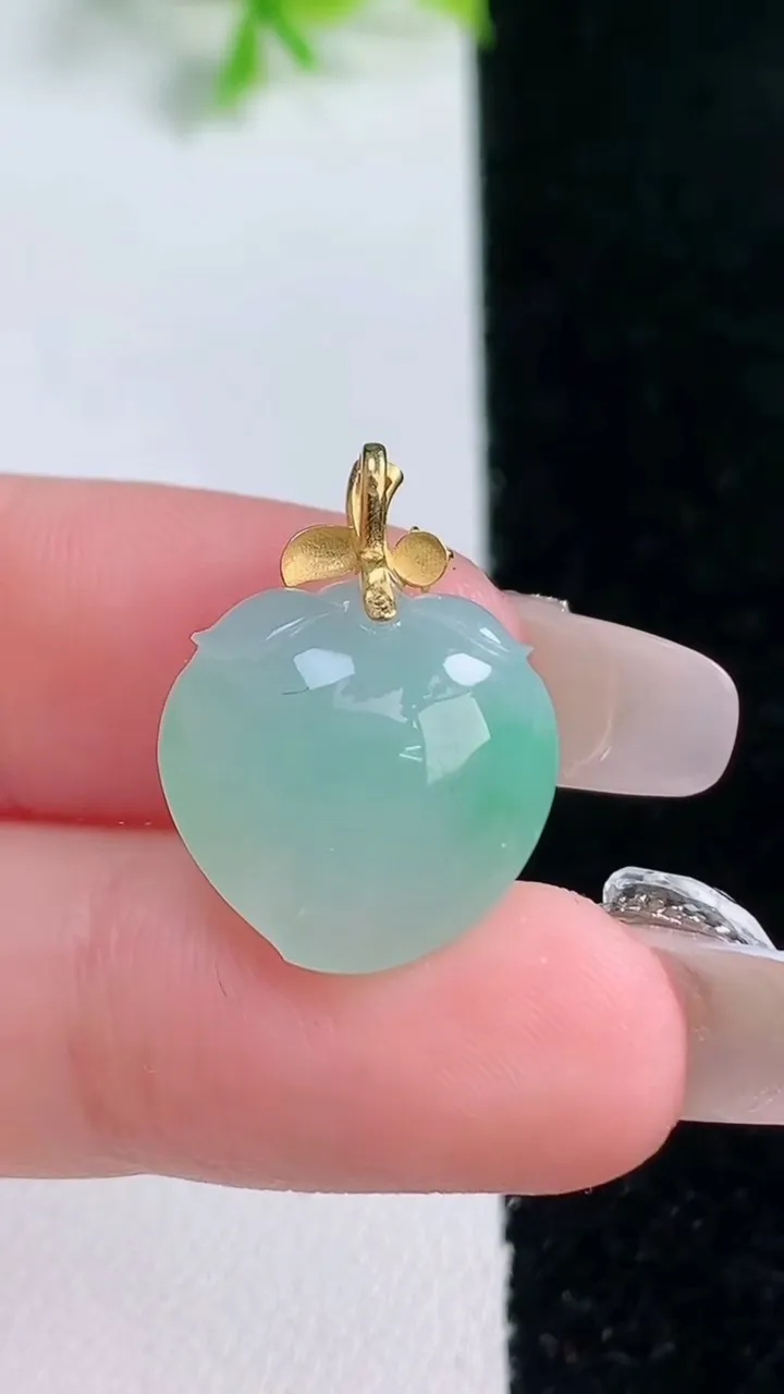 天然A货翡翠寿桃吊坠，尺寸15.5-16-9，重量:3.60g
1月16日