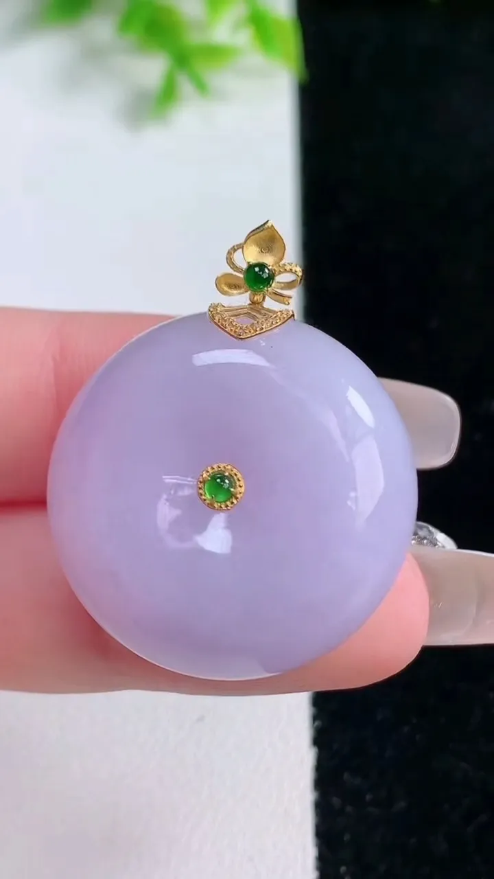 天然A货翡翠18K金紫罗兰平安扣吊坠，尺寸26.6-11.2，重量:17.02g
1月16日