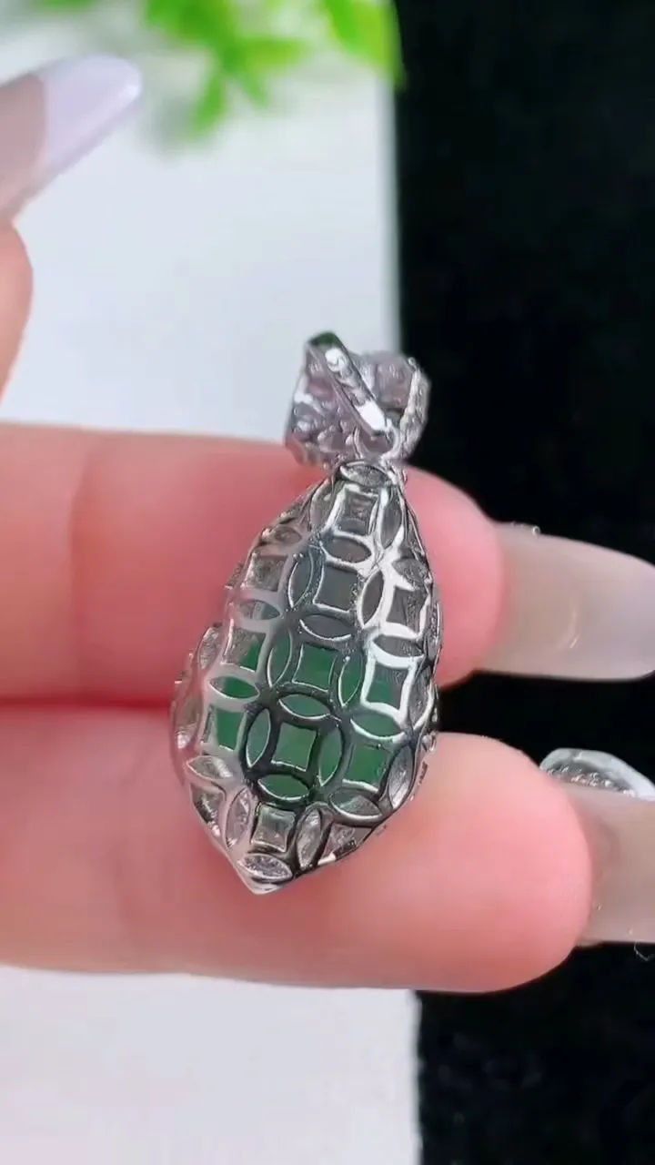 天然A货翡翠葫芦吊坠，尺寸28.5-13.3-9.6，裸石16.5-10.7重量:4.05g
1月16日