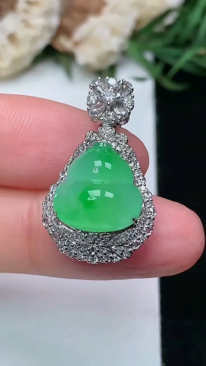 天然A货翡翠葫芦吊坠，尺寸26.5-15.7-12.2，裸石12-11.8，重量:4.67g
1月16日