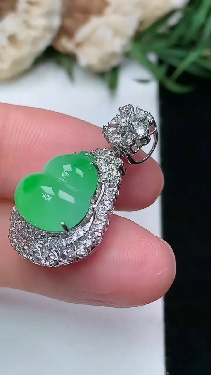 天然A货翡翠葫芦吊坠，尺寸26.5-15.7-12.2，裸石12-11.8，重量:4.67g
1月16日