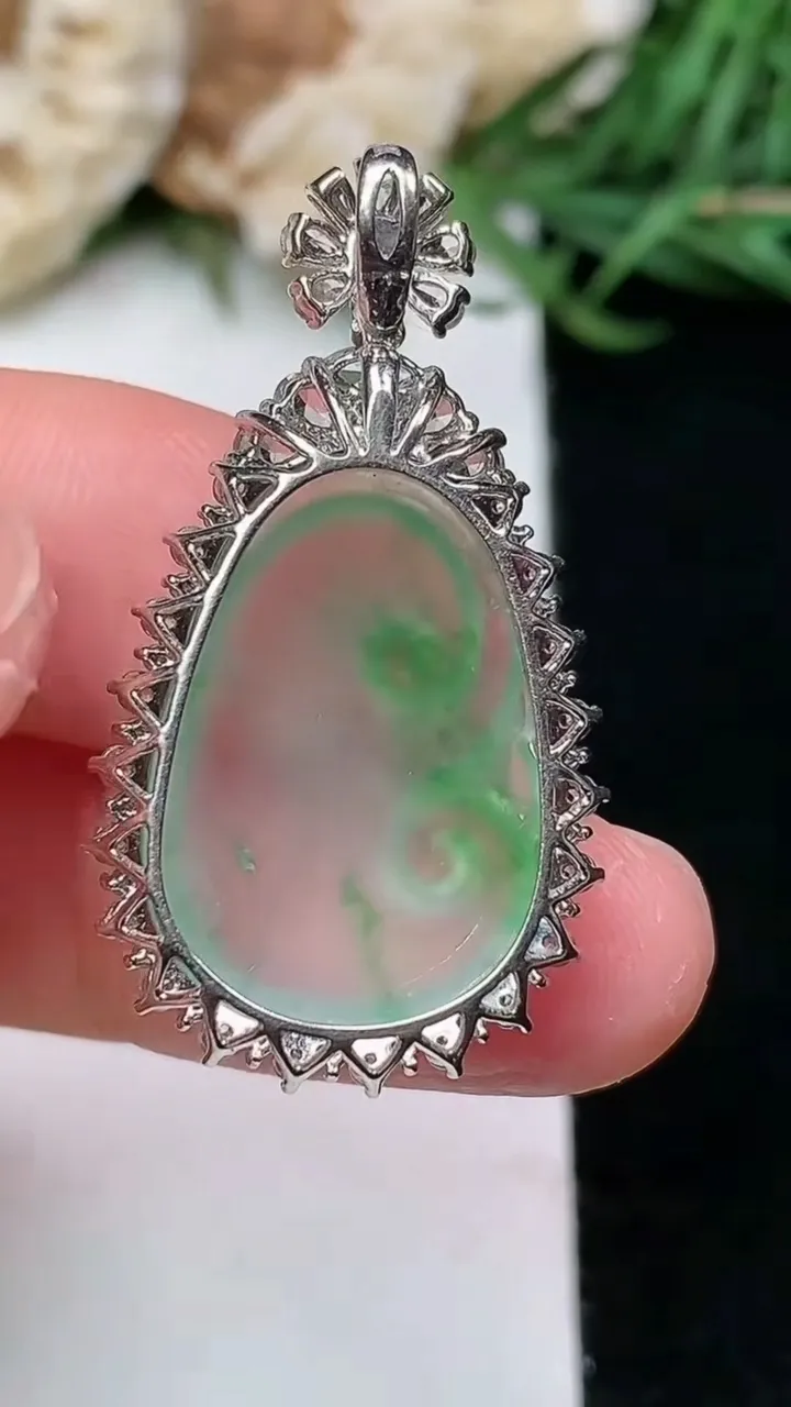 天然A货翡翠如意吊坠，尺寸33.2-18.2-8.5，裸石20.6-14.2，重量:4.83g
1月16日