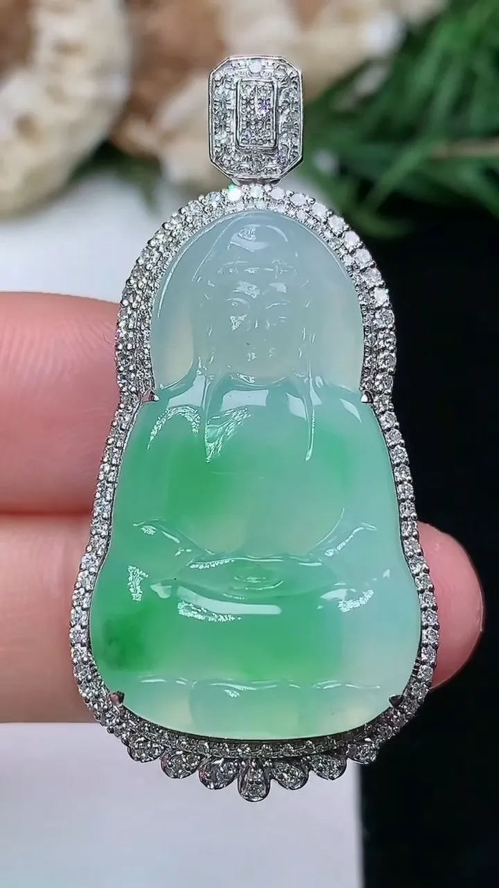 天然A货翡翠观音菩萨吊坠，尺寸42.5-20.9-10.3
1月16日