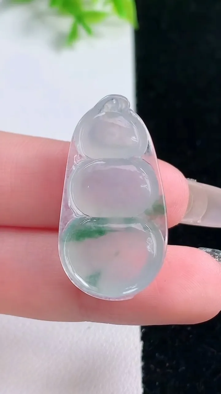 天然A货翡翠冰种飘花福豆吊坠，尺寸32.3-17.3-5.7，重量:4.89g
1月16日