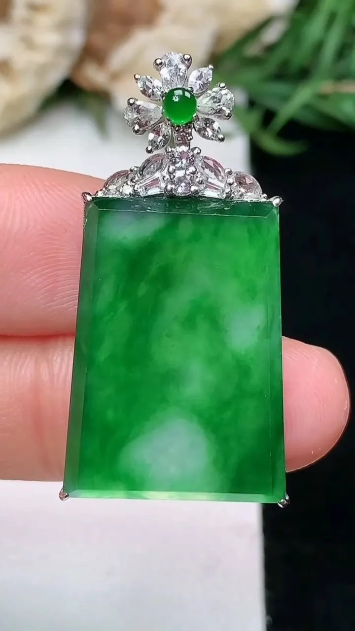 天然A货翡翠无事牌吊坠，尺寸22.6-16.8-5.4，重量:5.37g
1月16日