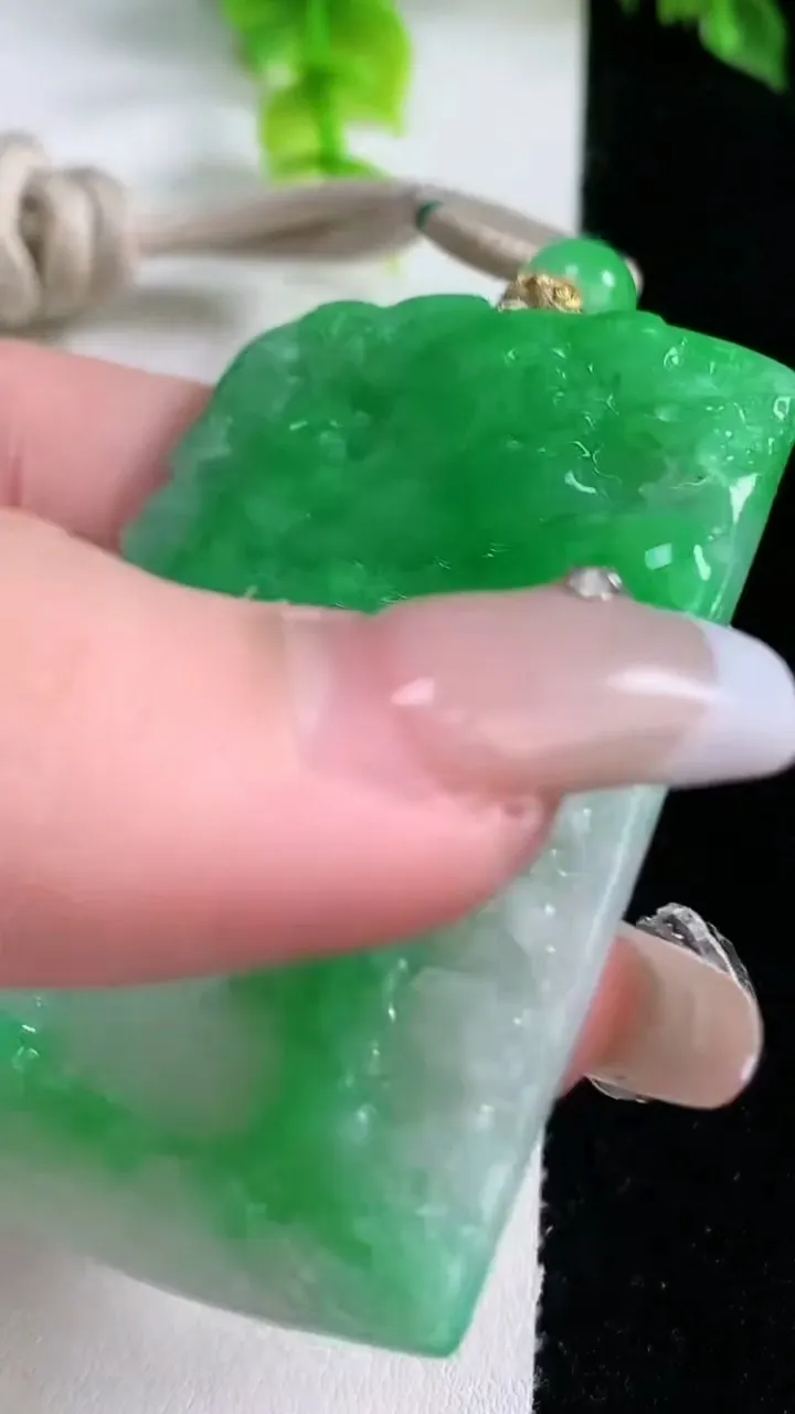 天然A货翡翠山水牌吊坠，尺寸57.3-38.8-6，重量:38.82g
1月16日