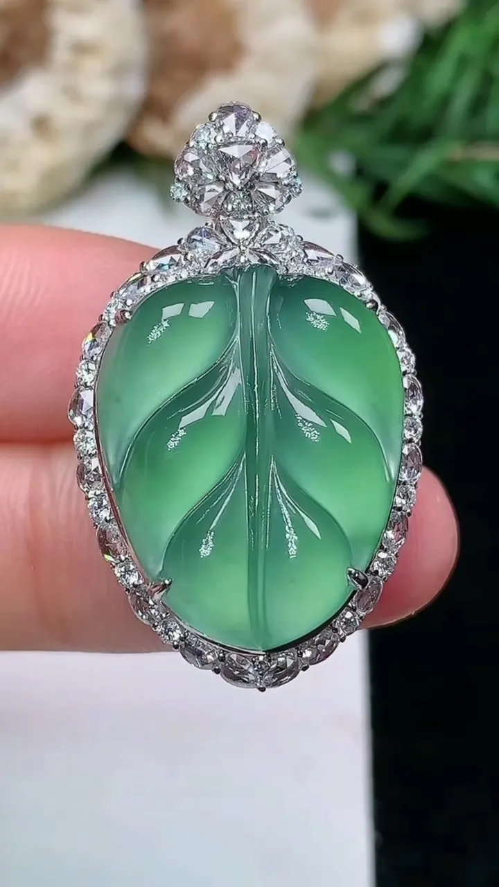 天然A货翡翠金枝玉叶 叶子吊坠，尺寸33.4-19.8-10.4，裸石21-16.8，重量:7.00