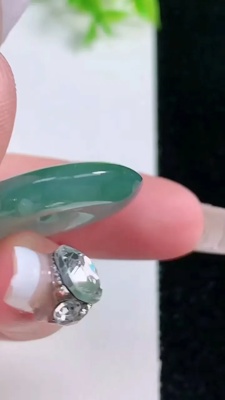 天然A货翡翠平安扣吊坠，尺寸26.3-5.3，重量:8.32g
1月16日