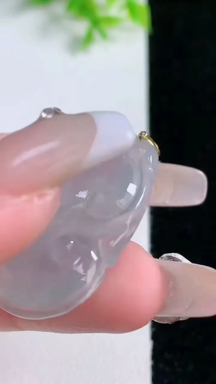 天然A货翡翠种白冰如意吊坠，尺寸32.6-22-4.3，重量:5.87g
1月16日